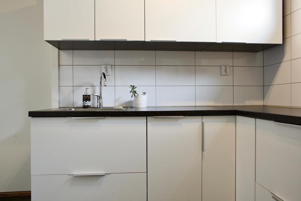 Bänkytor och skåpförvaring i tvättavdelningen