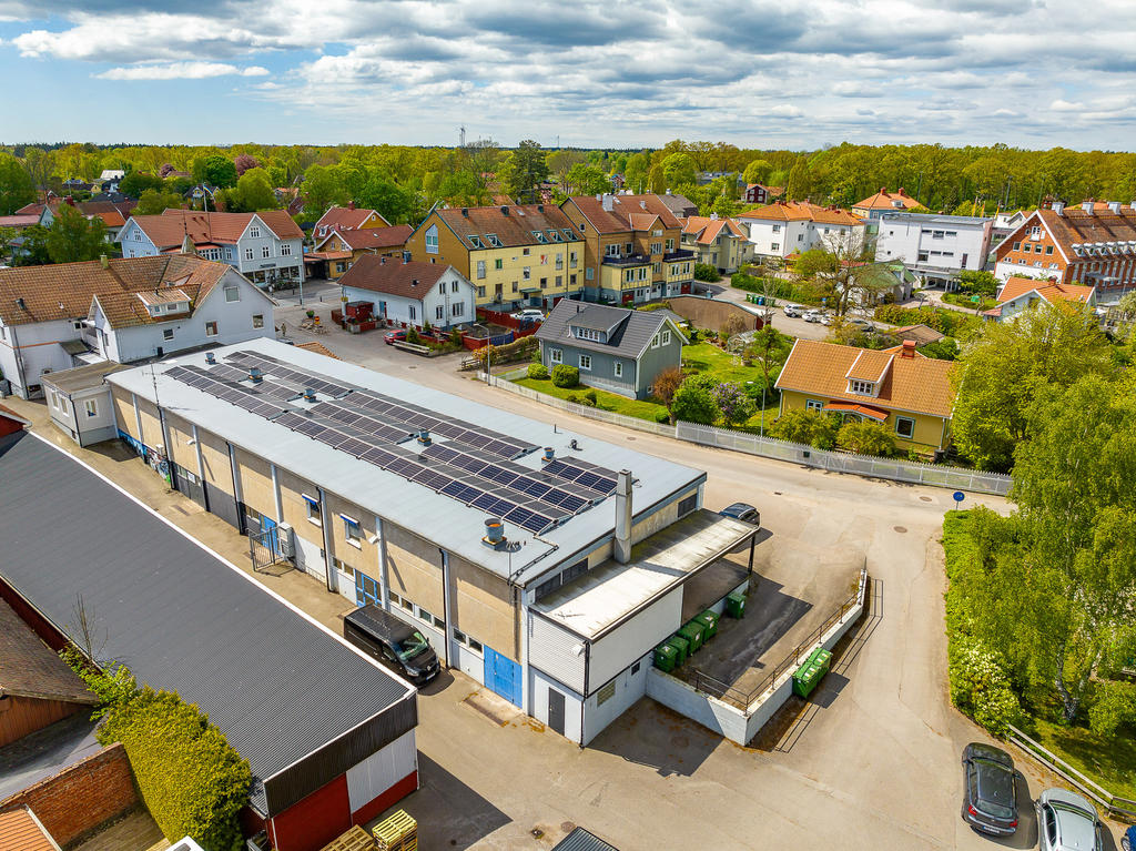 Allfargatan 16 - Solcellsanläggning monterad 2025 som producerar 54.000kwh/år (92st paneler)