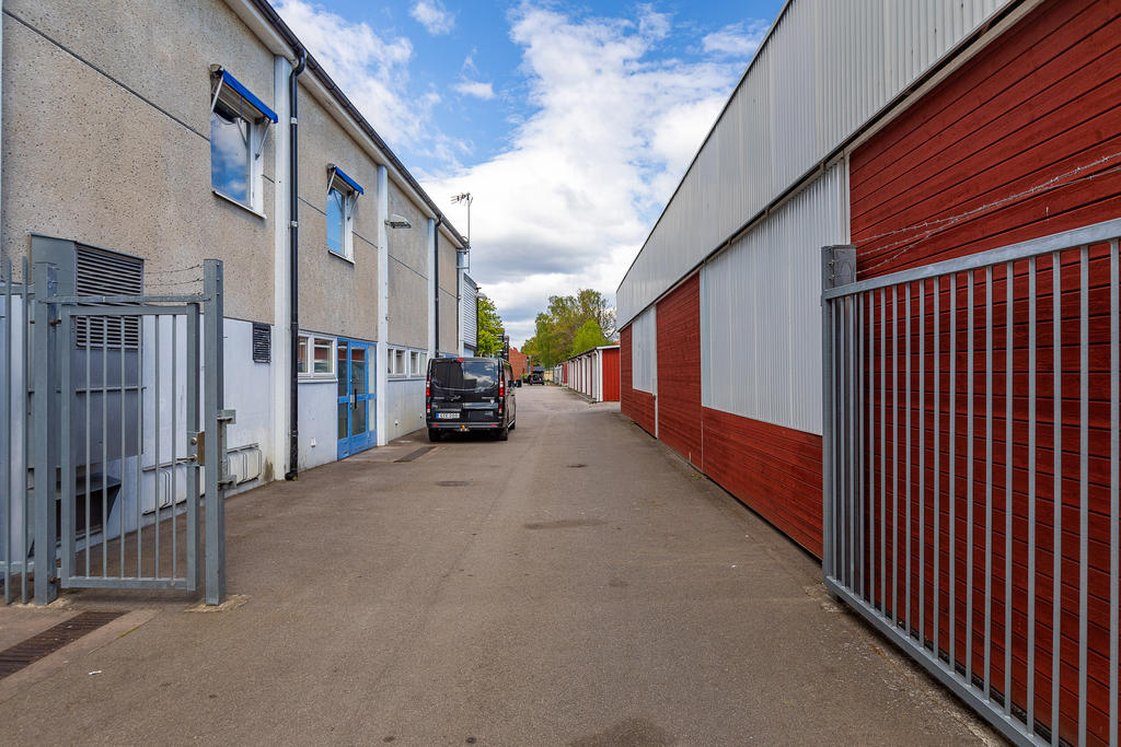Lager utrymme till höger och soutterängplan till vänster
