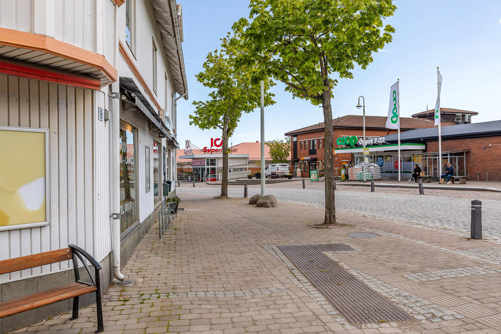 Centralt läge intill både ICA, Coop & Systembolaget på andra sidan gatan