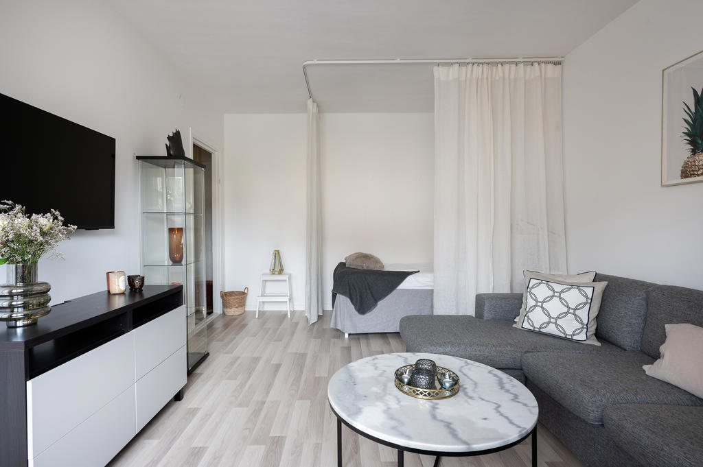I allrummet finns det plats för såväl soffa som säng