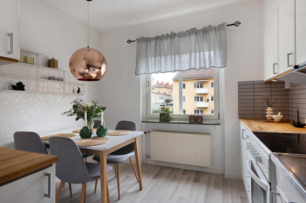 Plats för matgrupp i köket