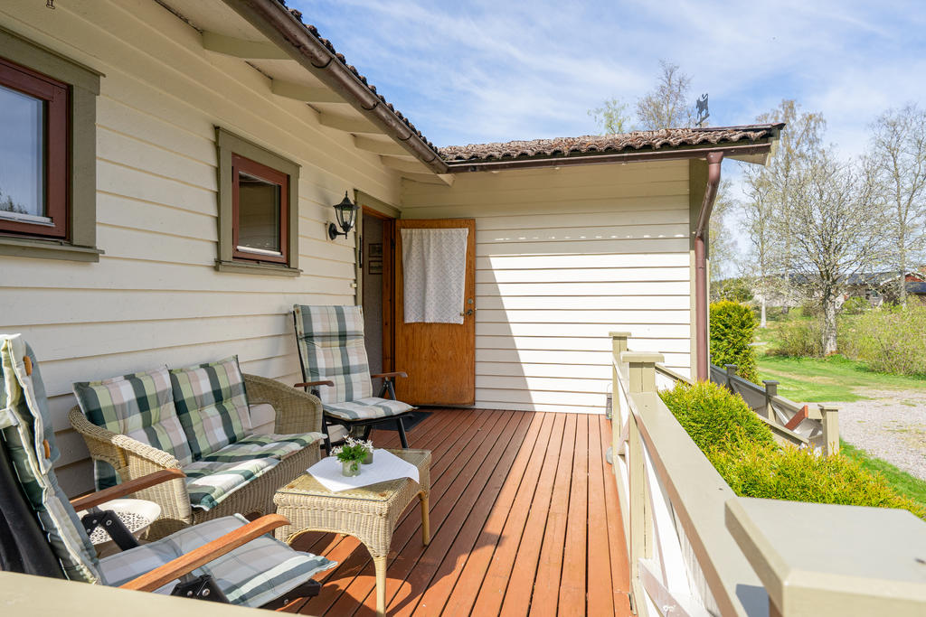 Entré med veranda som har plats för utemöbler.