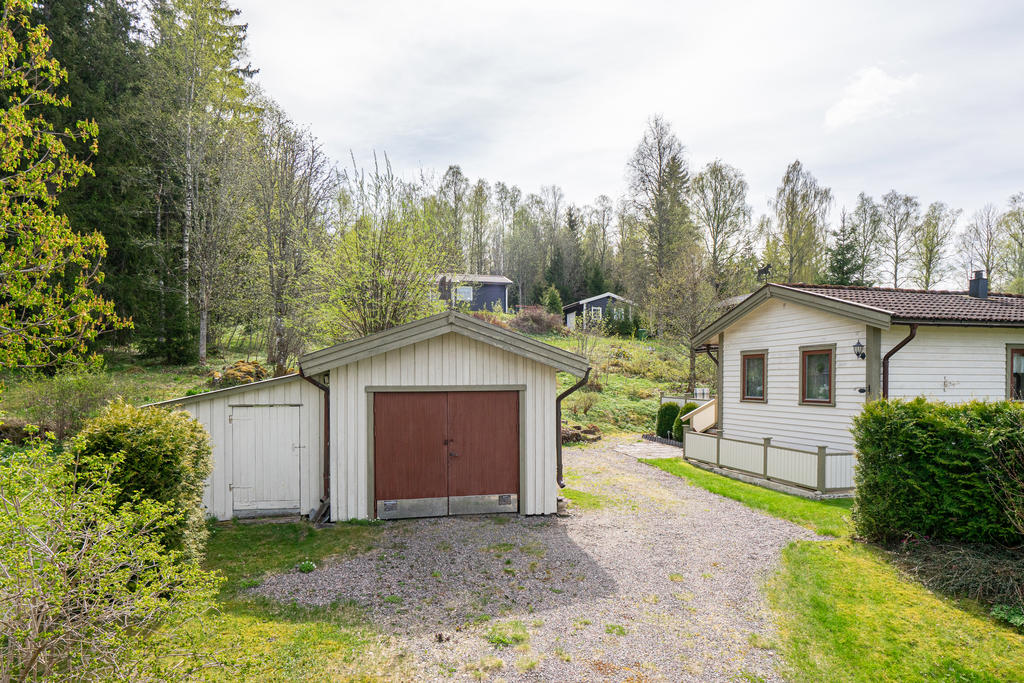 På tomten finns garage och vedförråd med grusad uppfart.