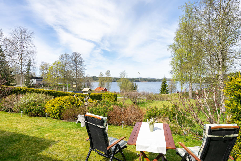 Trevlig sjöutsikt från tomten. Här är det bara att slå sig ner och njuta av solen. 