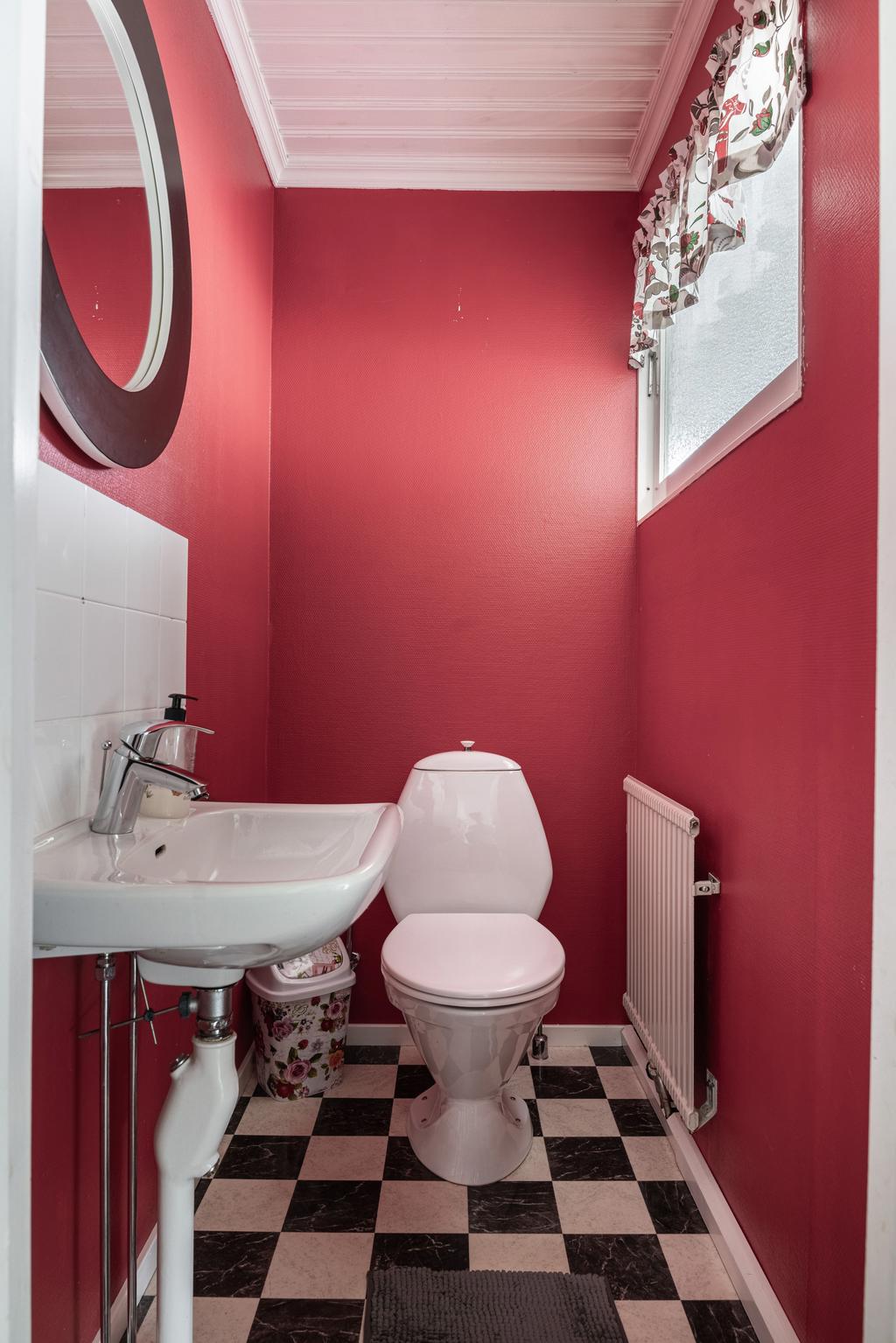 Wc intill entrén