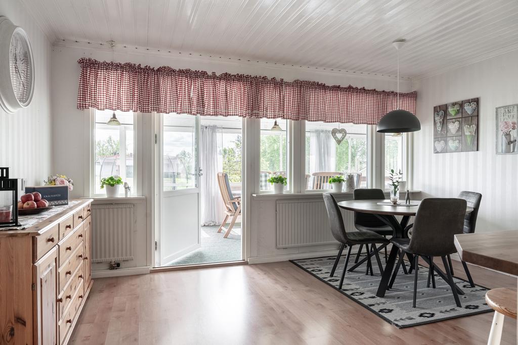 Matplats och utgång till inglasade verandan