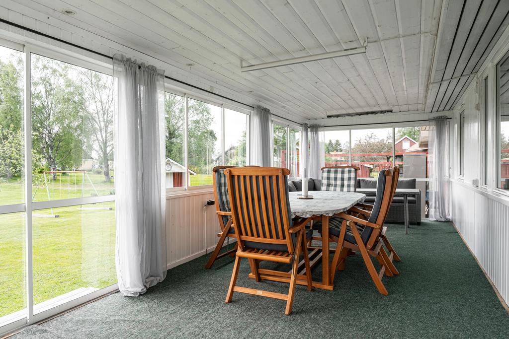 Inglasad veranda mot trädgården