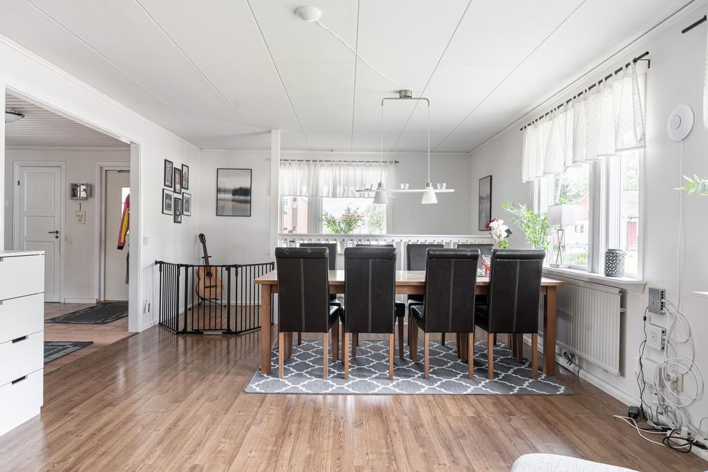 Stort vardagsrum med matplats (trappa till källaren)