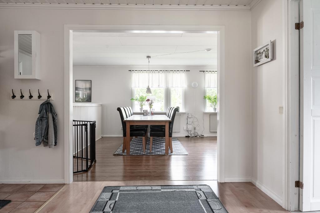 Hall mot vardagsrummet
