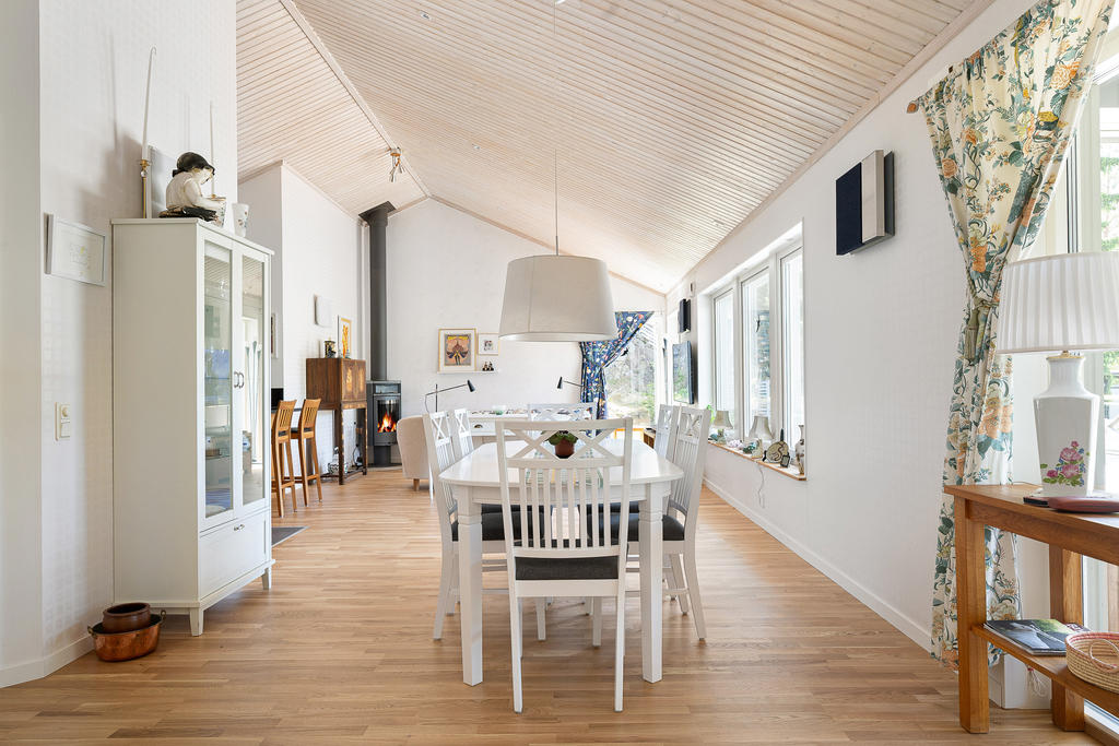 Öppen planlösning, kamin och ryggåstak