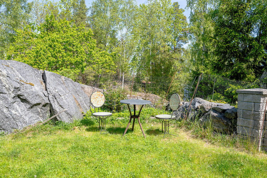 Trevlig fikaplats på entrésidan