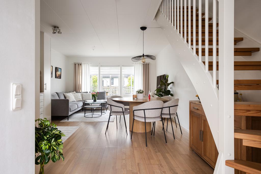 Kök och vardagsrum i öppen planlösning på entréplan