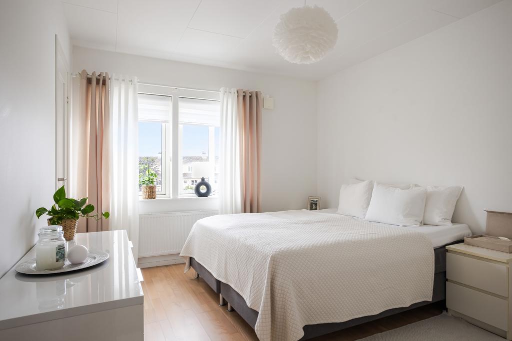 Här finns det två sovrum, detta med gott om förvaring i form av garderober och en klädkammare