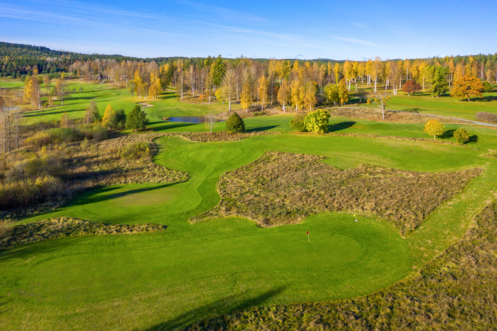 Här bor du granne med golfbanan!