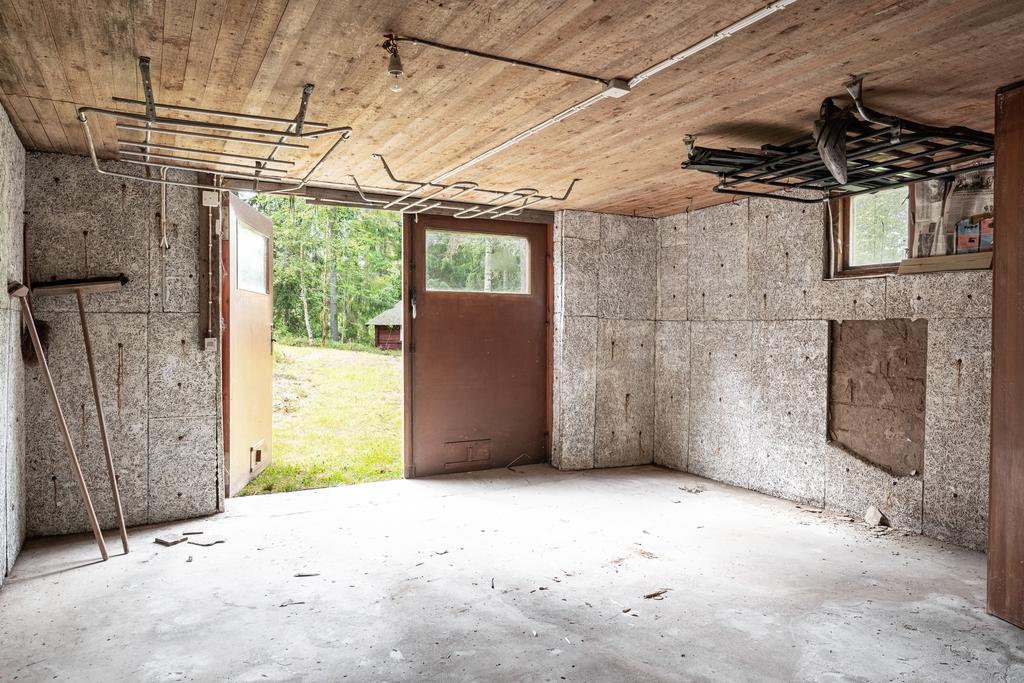 Huvudbyggnad - Garage i källare