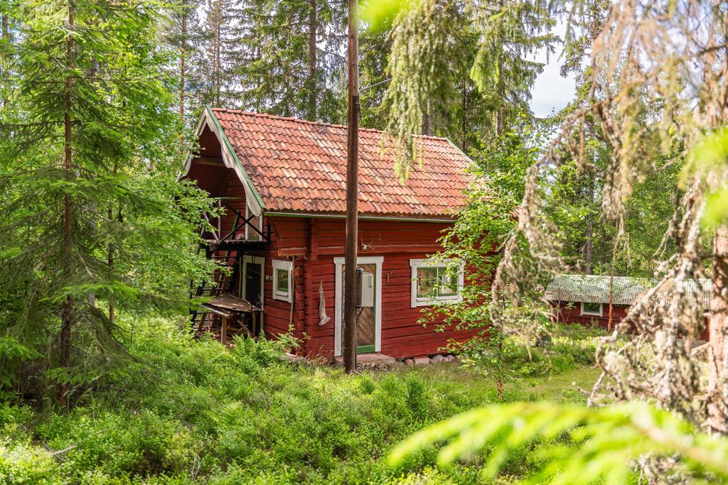 Stora härbret har en inredd entevåning och loftvåning med utvändig ingång