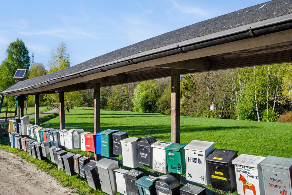 Posten hämtas vid den gemensamma brevlådesamlingen längs Kvarntorpsvägen