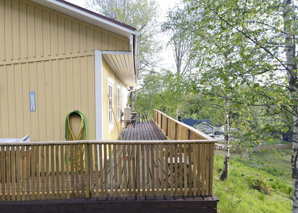 Längsgående altan med högt läge