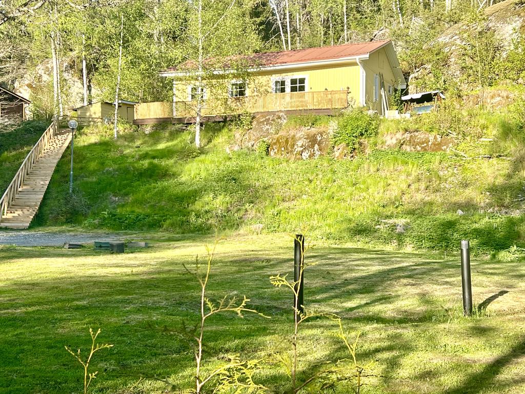 Högt beläget med en stor och plan infart,