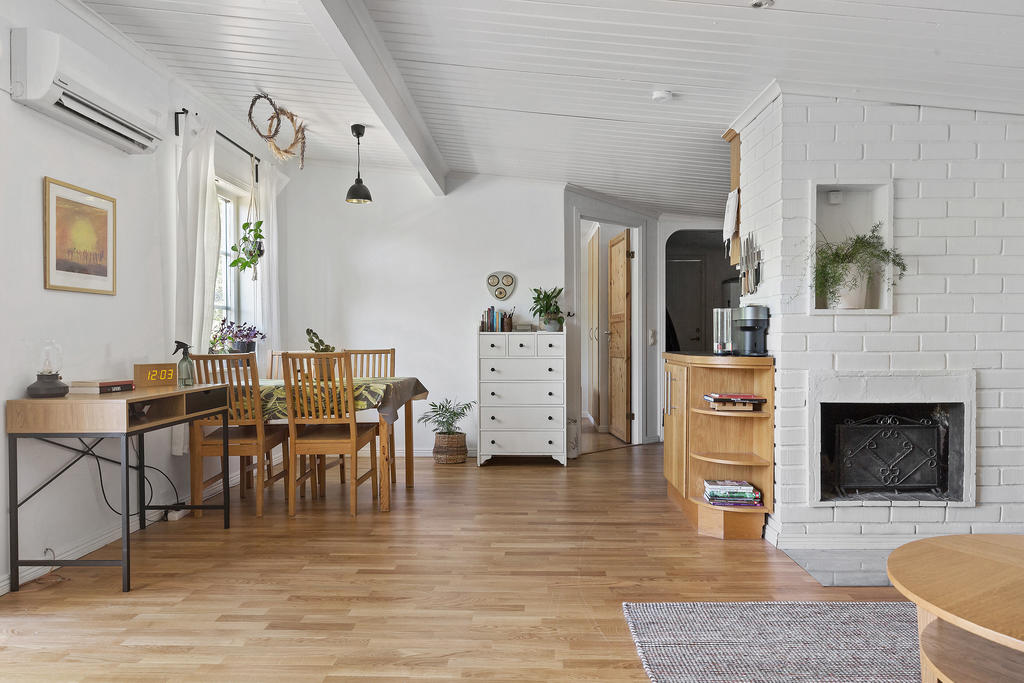 Från vardagsrum mot kök och matplats