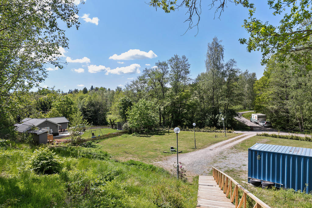 Infart med gott om plats för bilar eller uppställning av båt mm