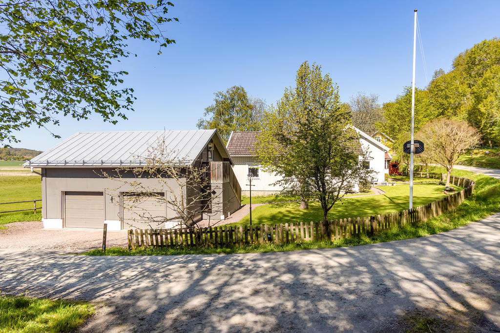 Separat dubbelgarage med inredd våning ovanpå. Idag bedrivs verkamhet där.
Fullt av möjligheter