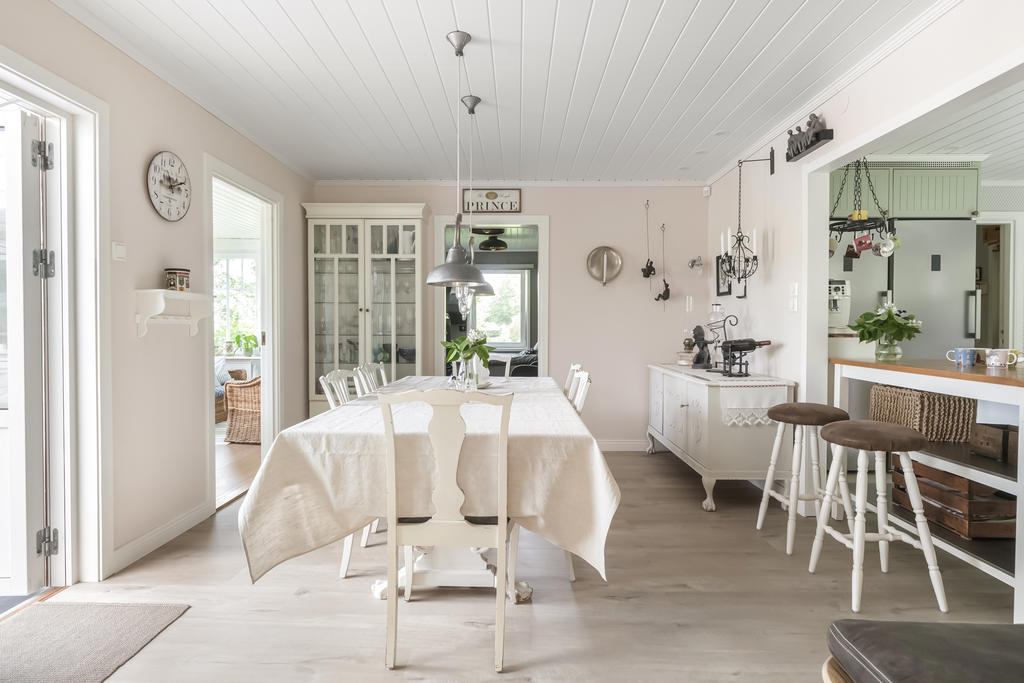 Kök och matplats i öppen planlösning