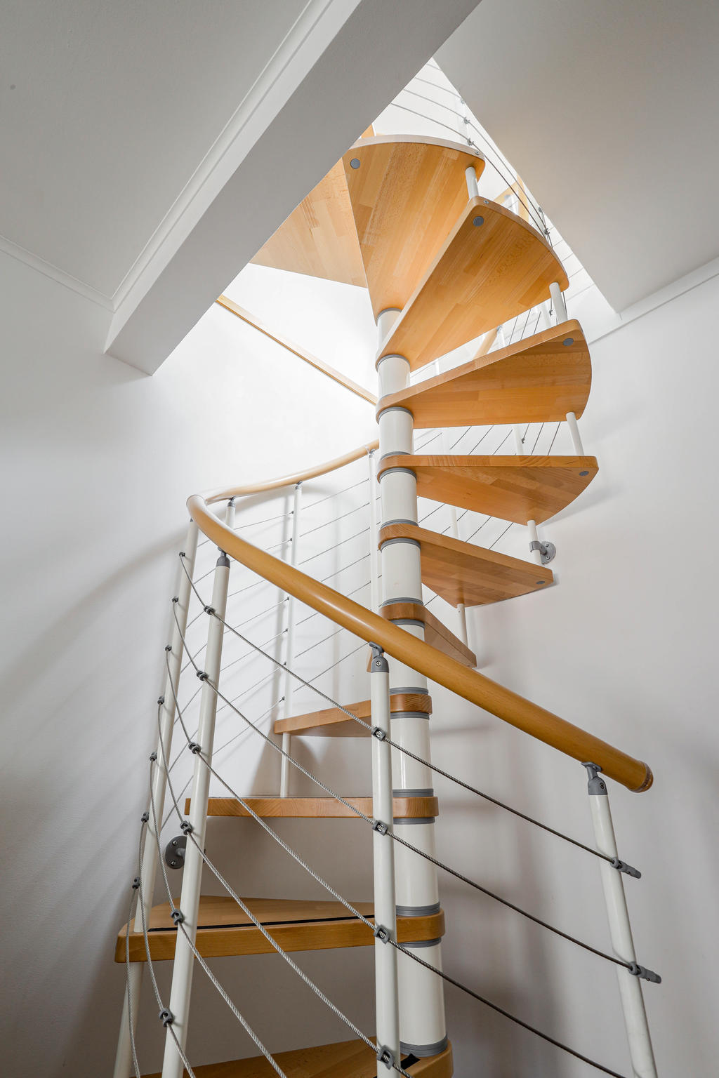 Snygg spiraltrappa till etage delen