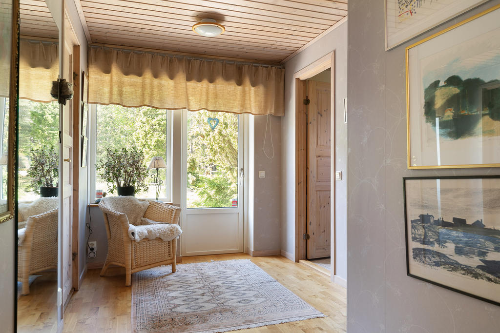 Övre hall med utgång till ännu en altan