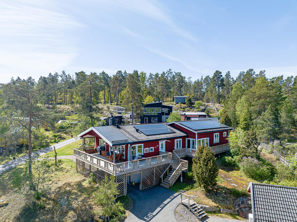 Det vackra röda huset med sina soliga altaner