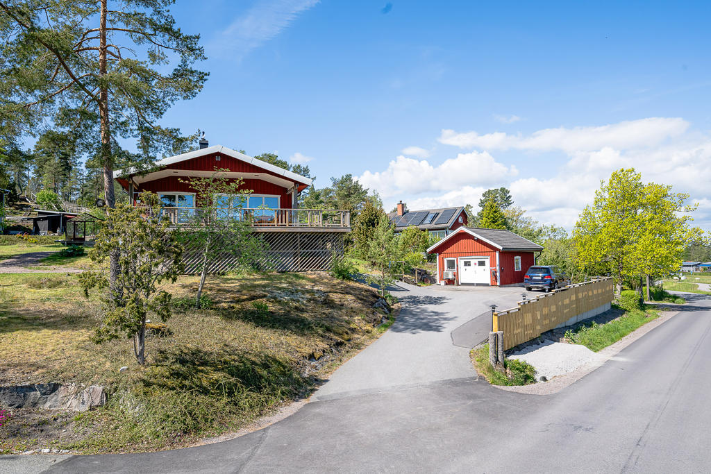 Huset och garaget från vägen