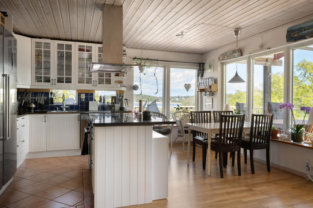 Härligt kök med köksö och gott om plats!
