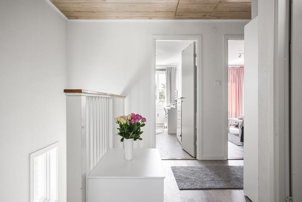 Ljus och luftig hall på övre plan.