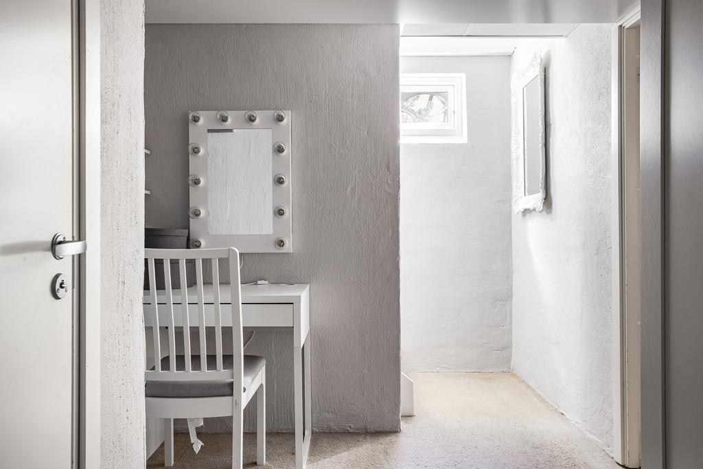 Ljus och stilfull hall i källaren