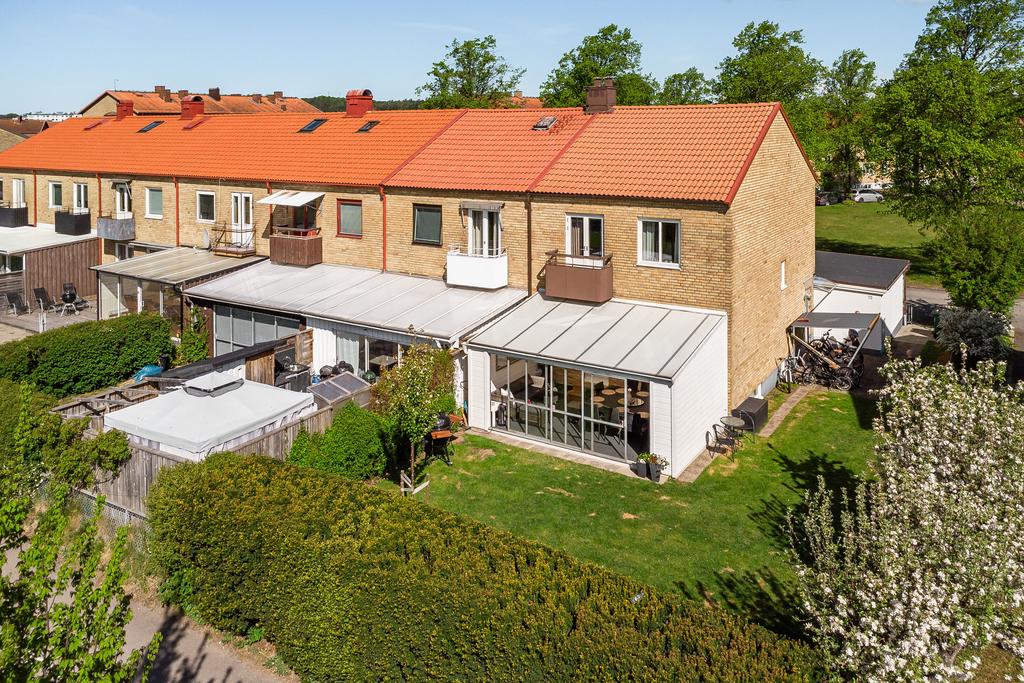 Radhus på insynsskyddad hörntomt med inglasat uterum.
