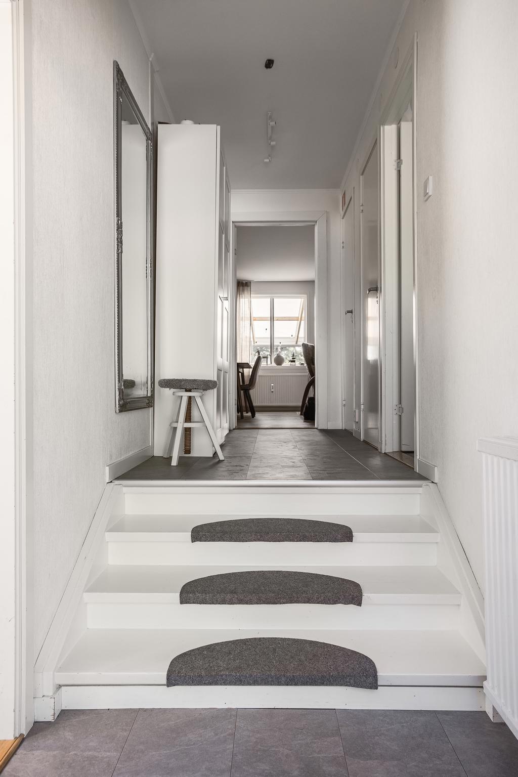 Ljus välkomnande entré/hall