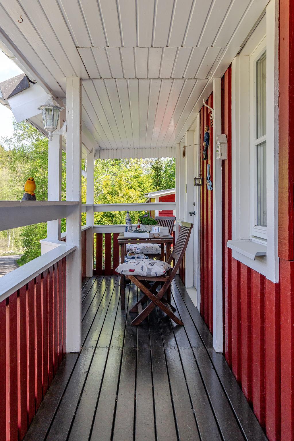 Uteplats finns på både fram- och baksidan av huset