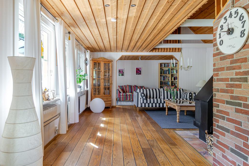 Vardagsrum med tak delvis upp till nock