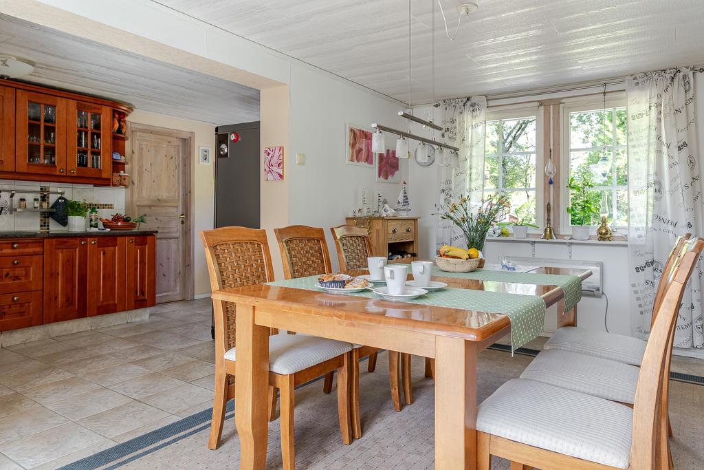 Rymlig matplats i anslutning till köket