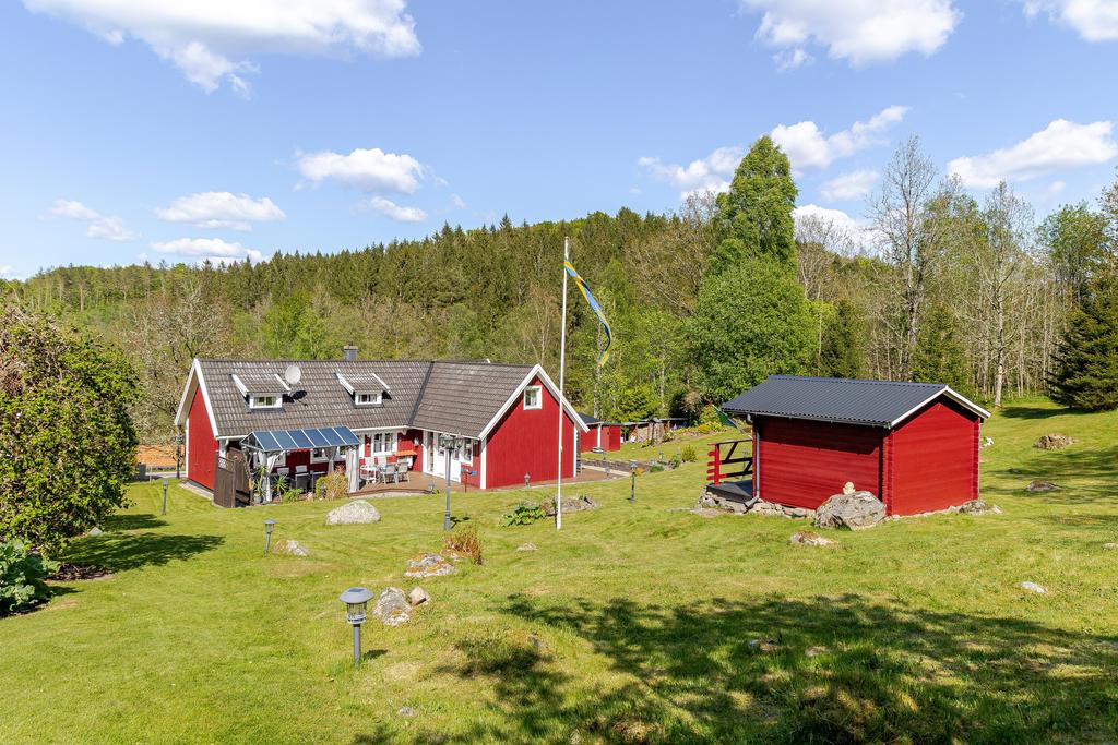 Rymlig trädgård med friggebod på baksidan