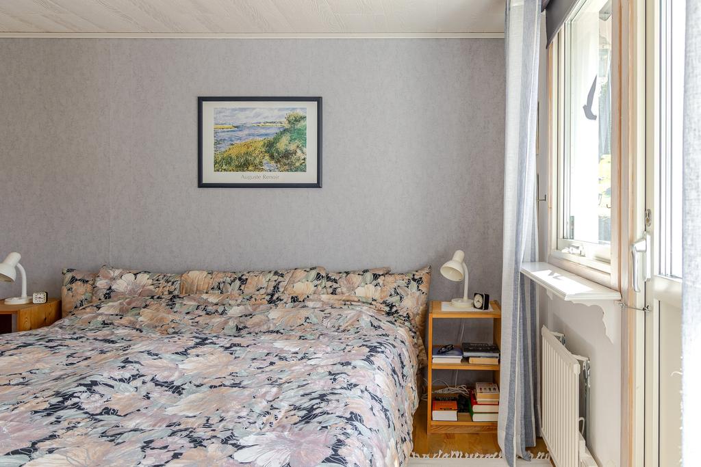 Sovrum på entréplan, även här kommer man ut till uteplatsen