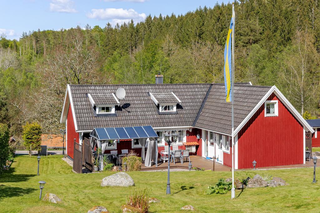 Från matplatsen kommer man ut till uteplatsen och den härliga trädgården