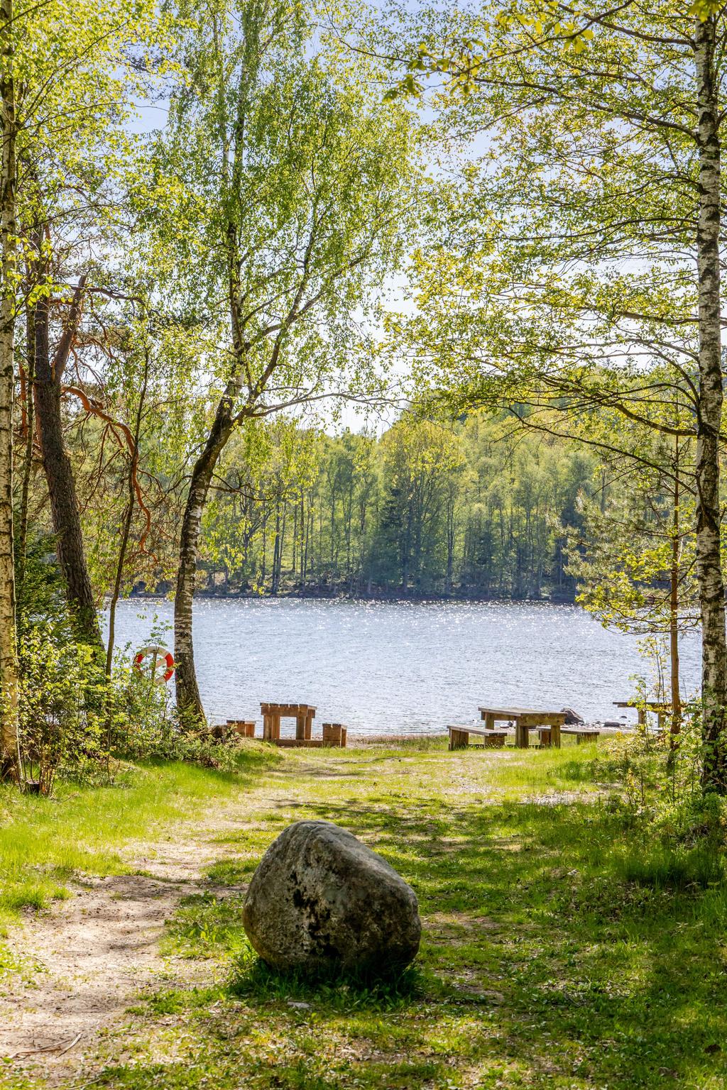 Vackra omgivningar runt omkring med sjön på nära avstånd