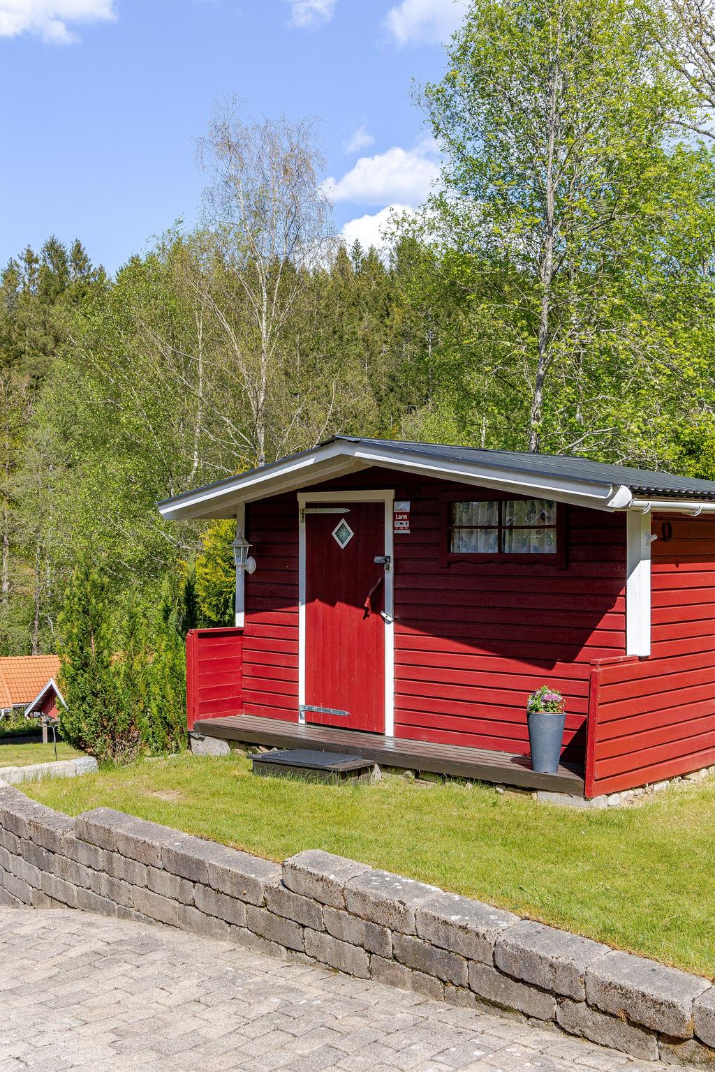 Denna friggebod ligger utanför fastigheten, samfällighetsföreningen har godkänt att friggeboden som ligger utanför tomtgräns får finnas kvar i sitt nuvarande utförande.
