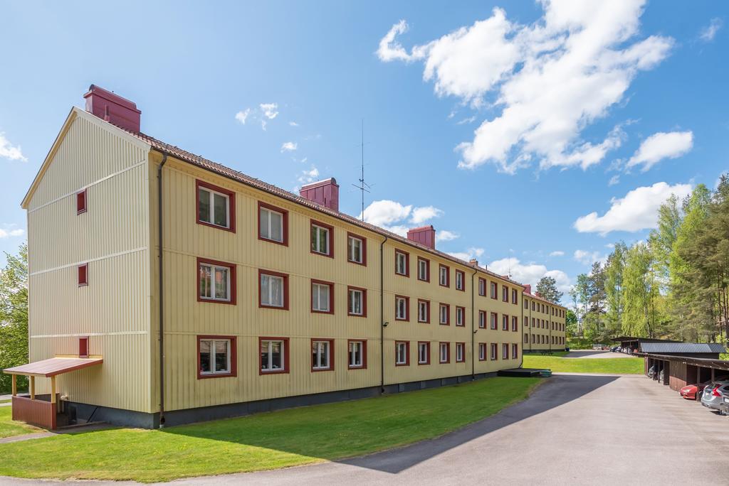 Baksida med carport