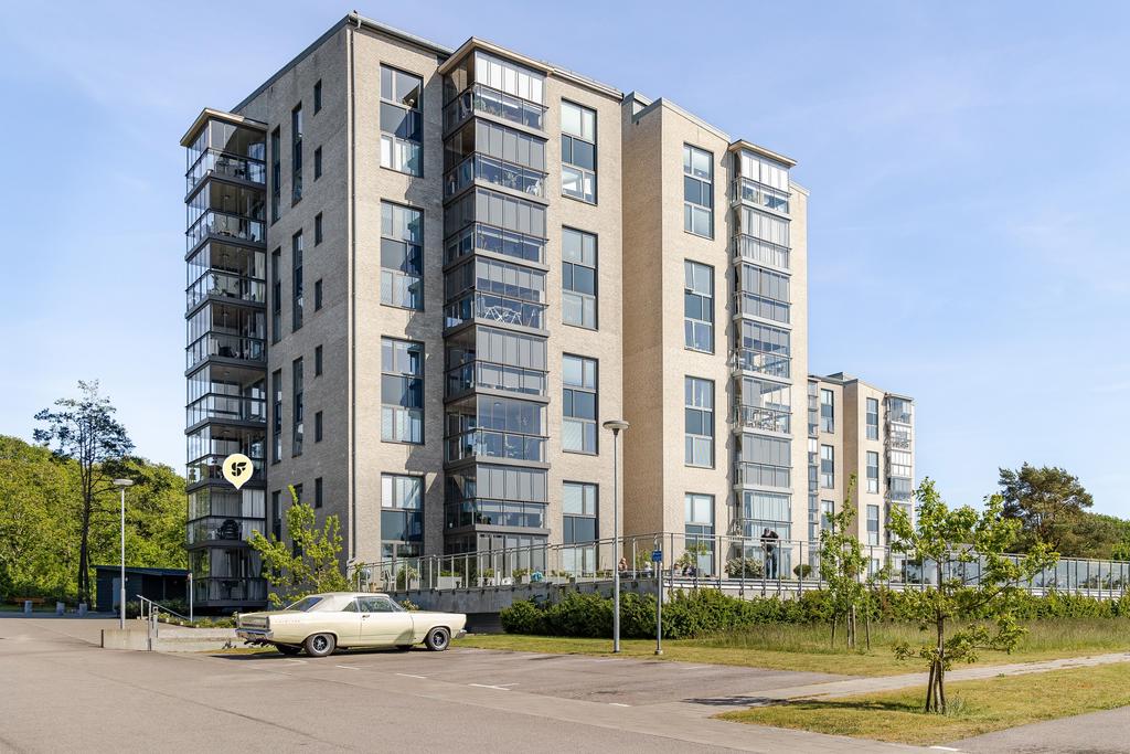 Höjdpunkten är den inglasade balkongen med utsikt över vyerna omkring. Här njuter man gärna av lugnet efter en dag på jobbet.
