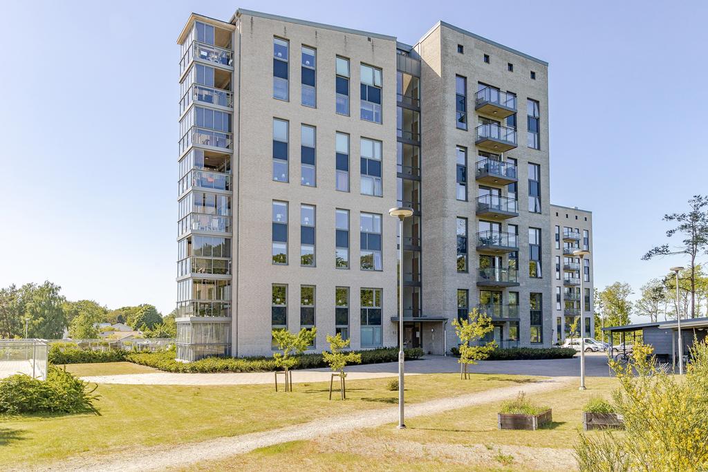 Utöver bostaden erbjuder bostadsrättsföreningen en gästlägenhet, relax-utrymme med bastu och bubbelbad samt fina utomhusmiljöer för föreningens medlemmar. 