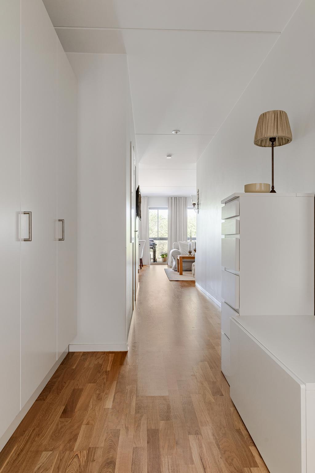 Välkommen till denna ljusa och stilfulla tvårummare med en genomtänkt planlösning och en modern atmosfär.
