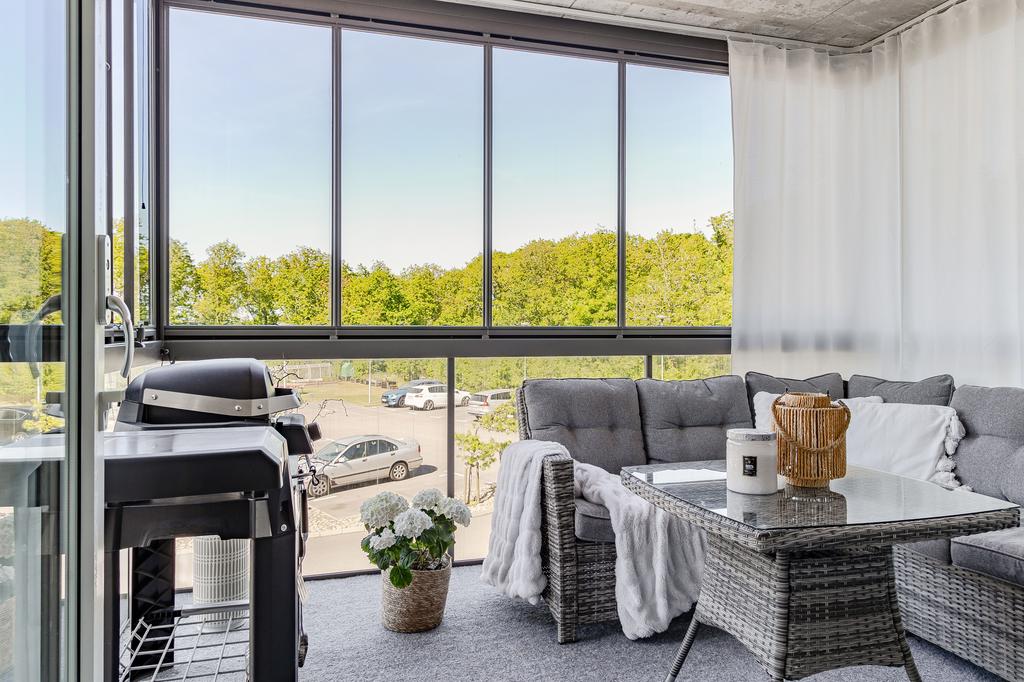 Balkongen är en av bostadens höjdpunkter. Extra vackert blir det på kvällen när solen går ner i väster och skapar ett härligt ljus på balkongen och i bostaden. Balkongen ligger i norrläge.
